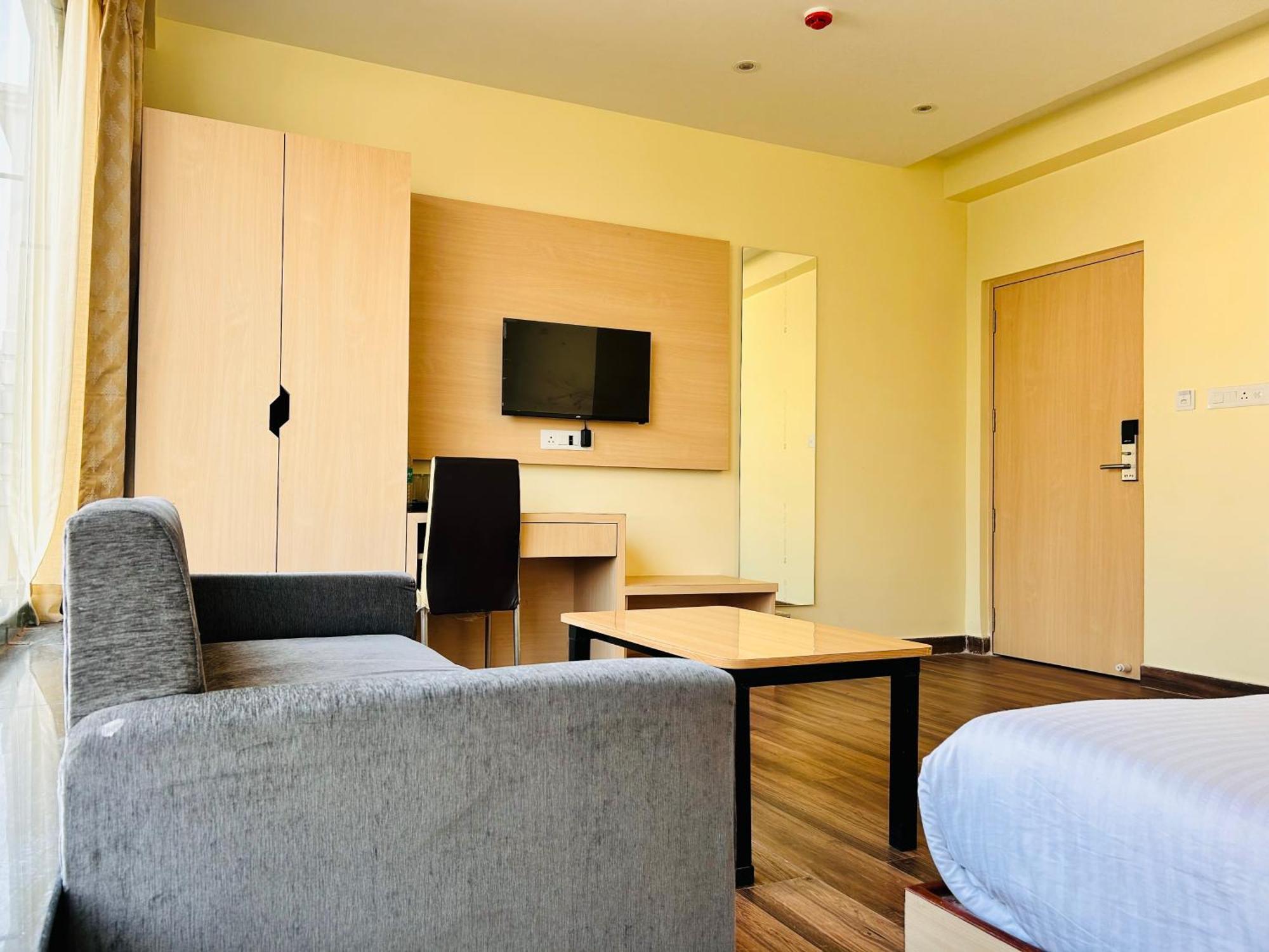 Golden Square - Airport 3*