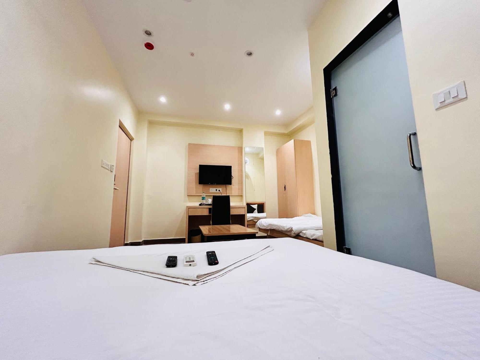 Hotel Golden Square - Airport 3*