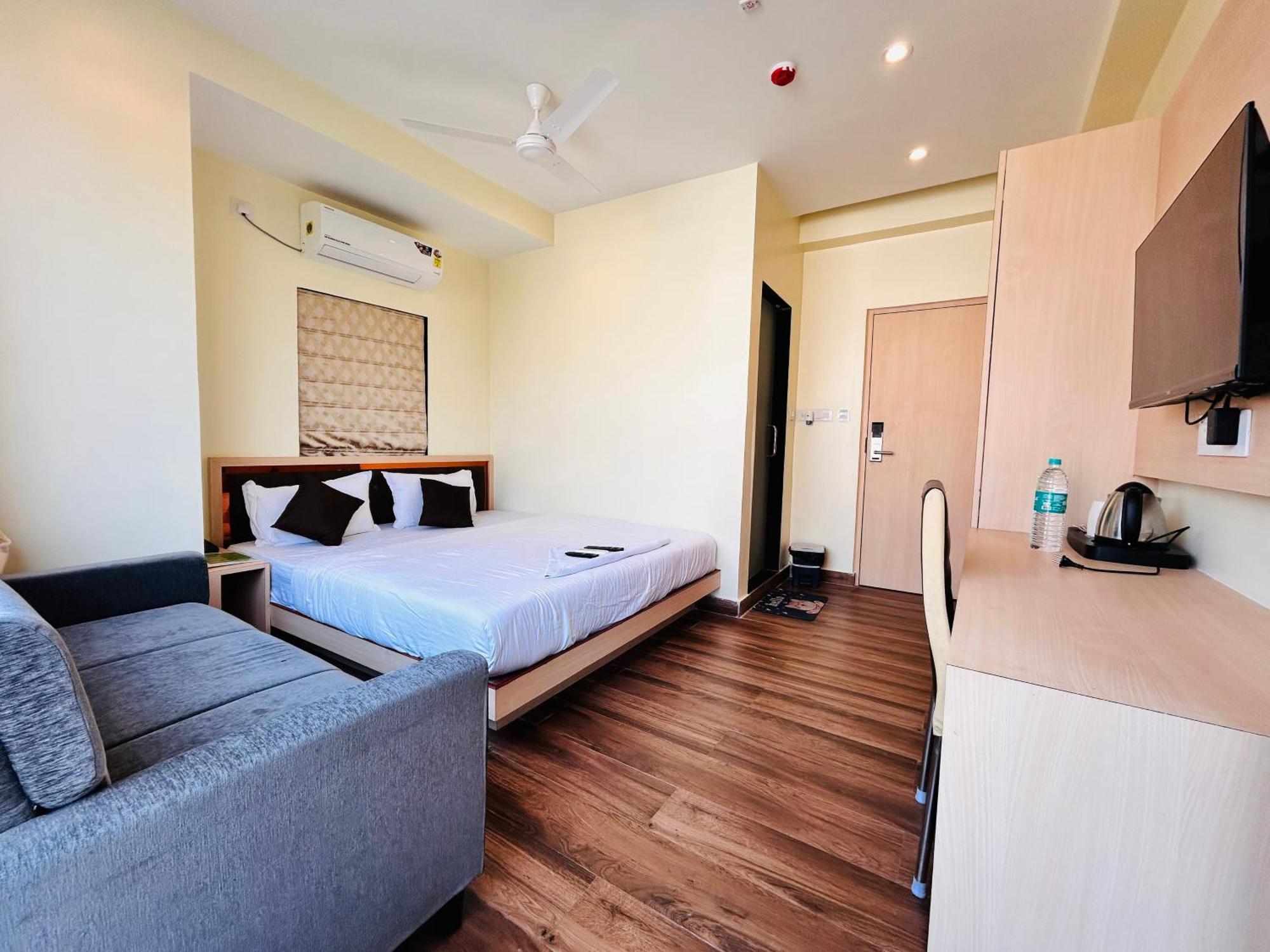 Golden Square - Airport Hotel